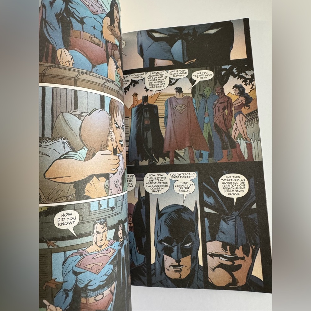 JLA Comic Book - Picture 4 of 4